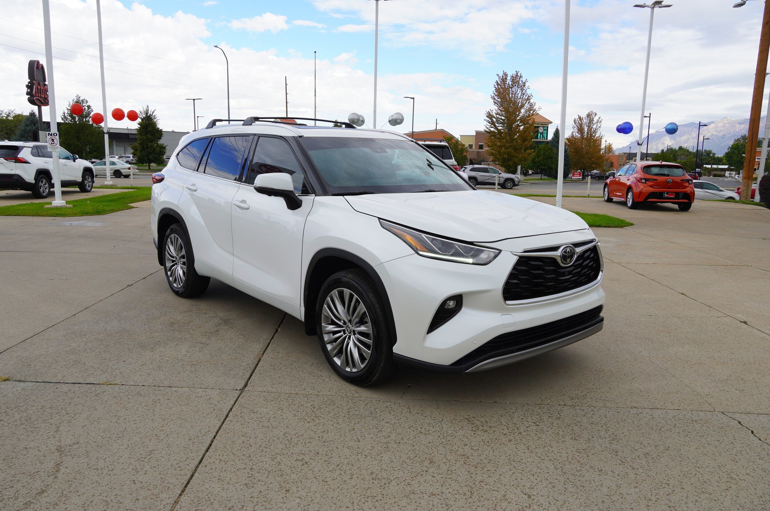 2023 Toyota Highlander Platinum photo 2