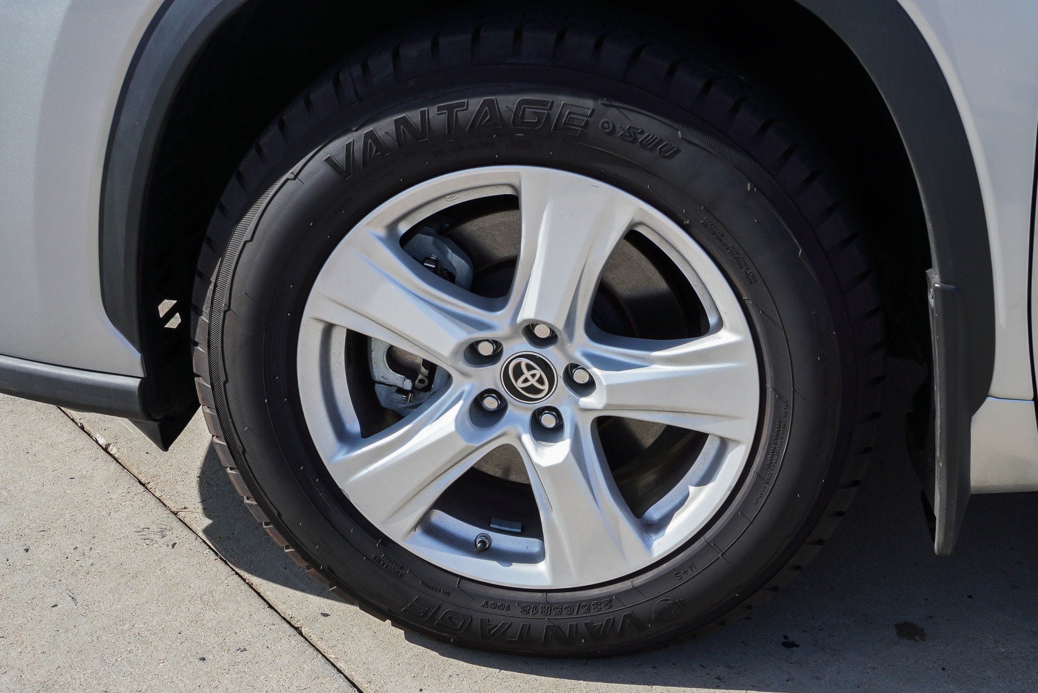 2024 Toyota Highlander LE - Photo 12