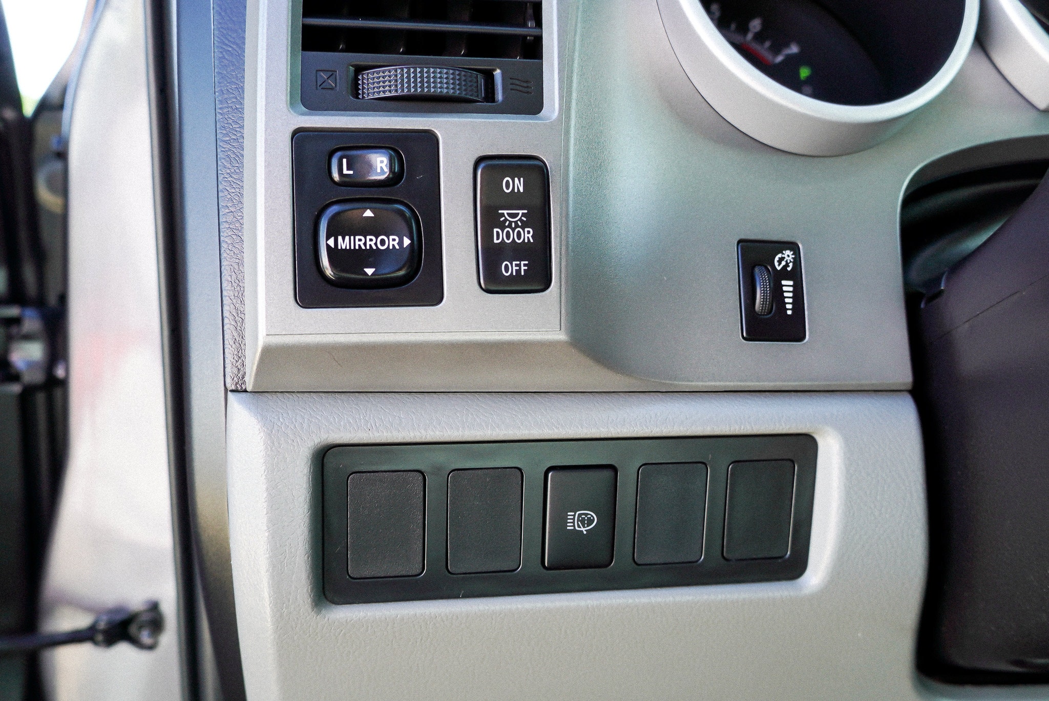 2016 Toyota Sequoia SR5 - Photo 18
