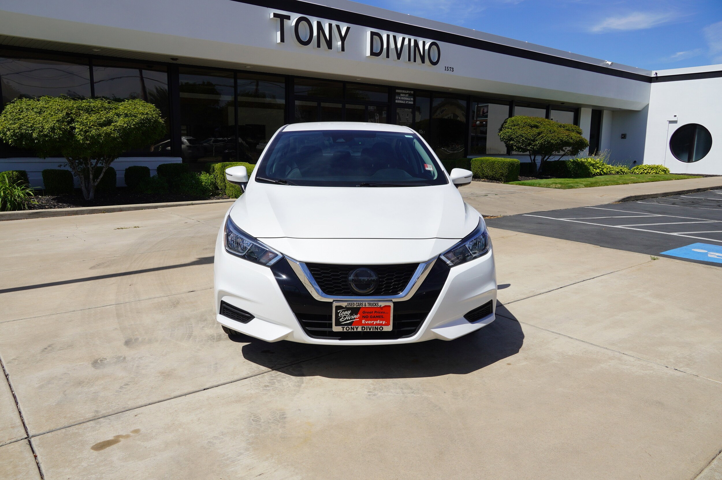 2020 Nissan Versa SV photo 3