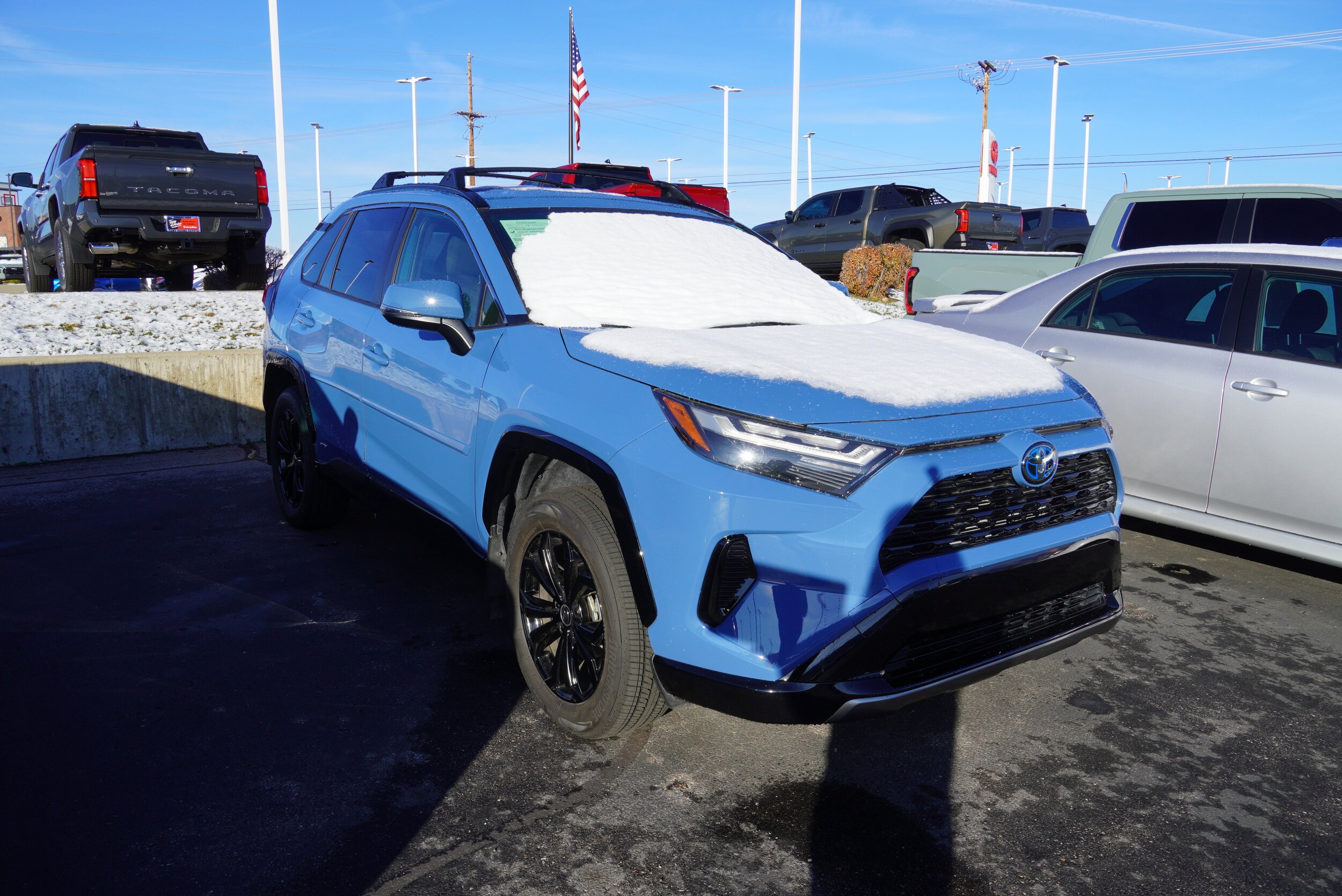2023 Toyota RAV4 Hybrid SE photo 2
