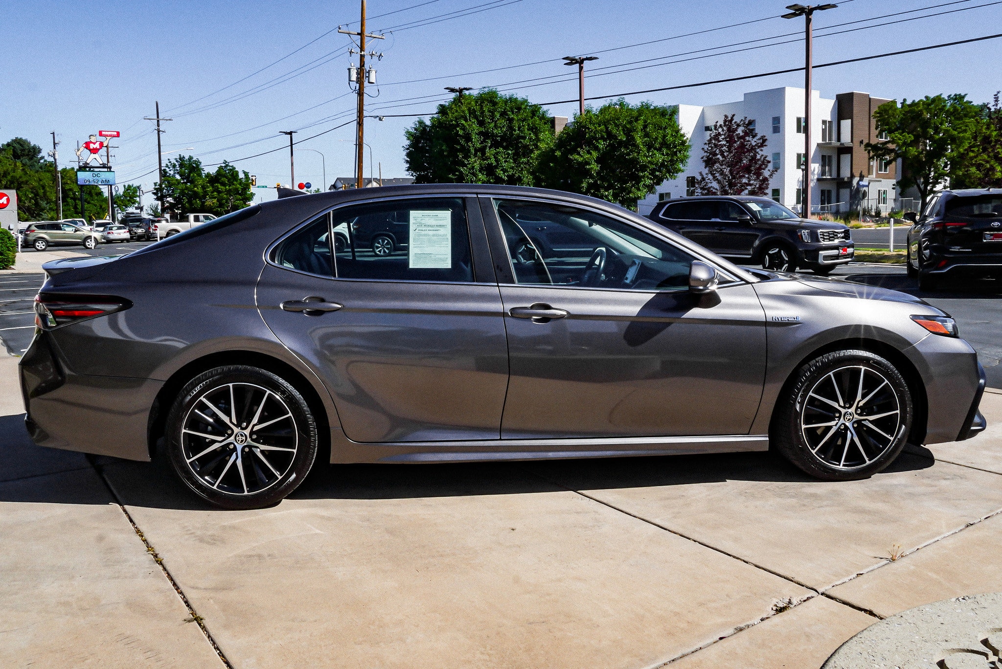 2021 Toyota Camry SE - Photo 9