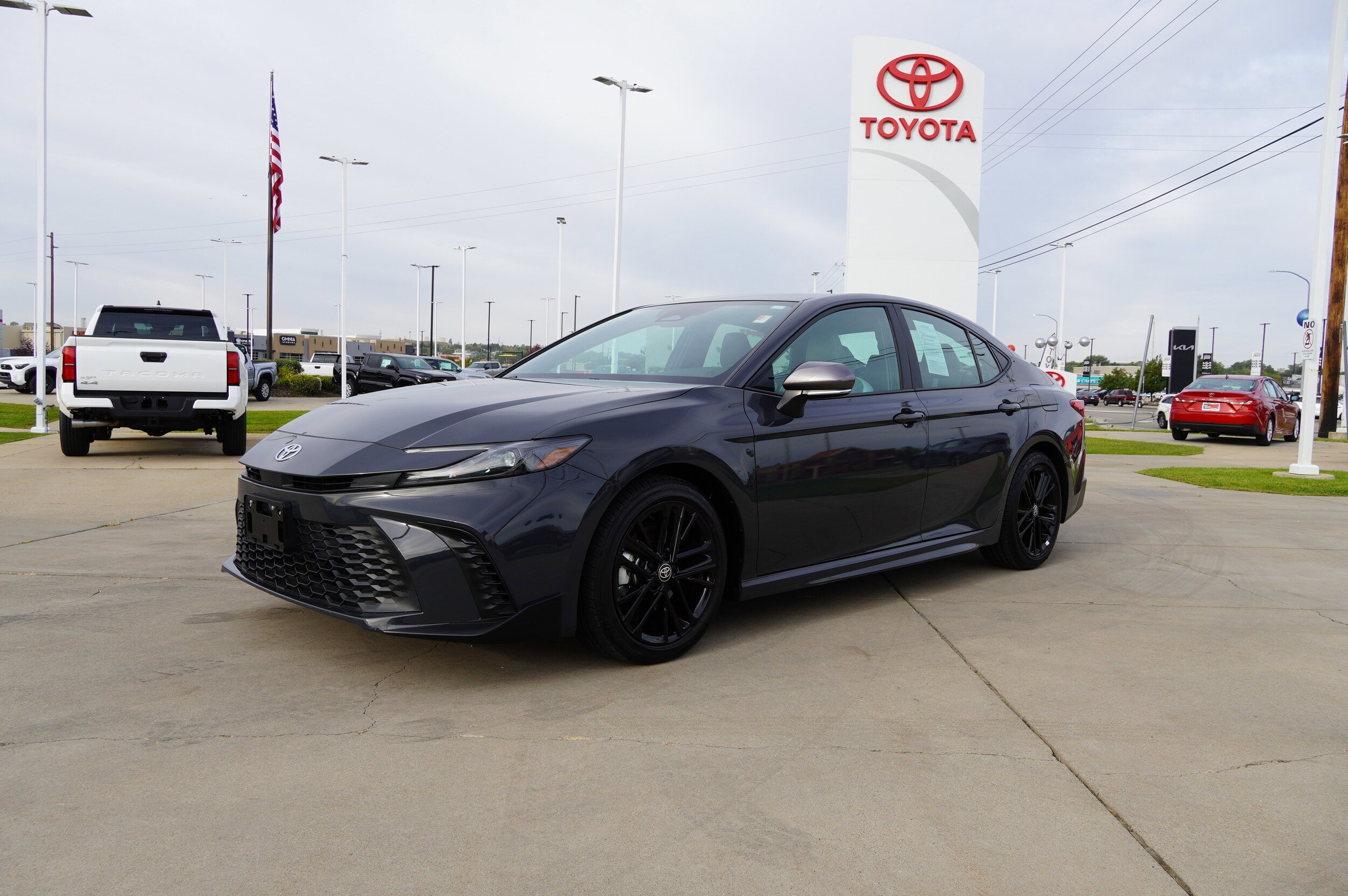 2025 Toyota Camry SE photo 3