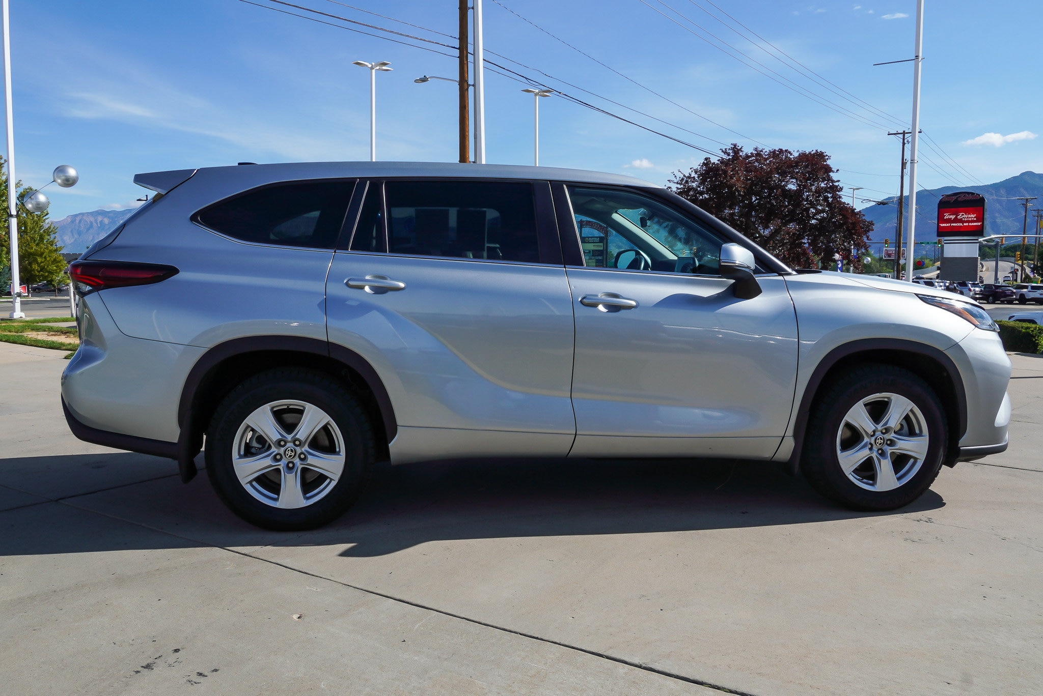 2024 Toyota Highlander LE - Photo 9