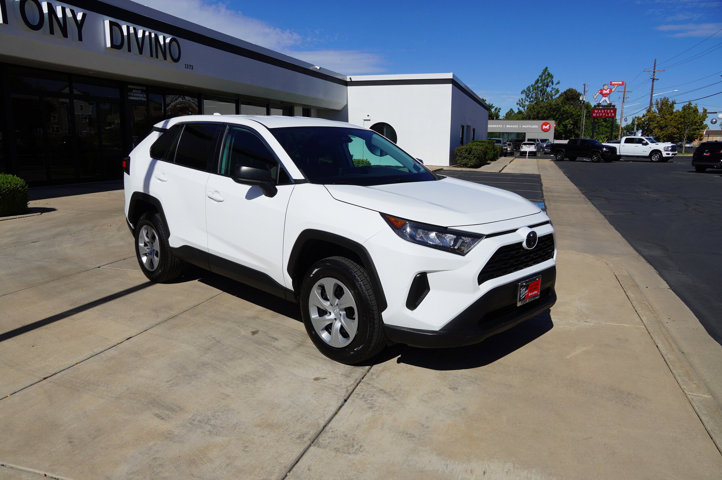 2022 Toyota RAV4 LE photo 2