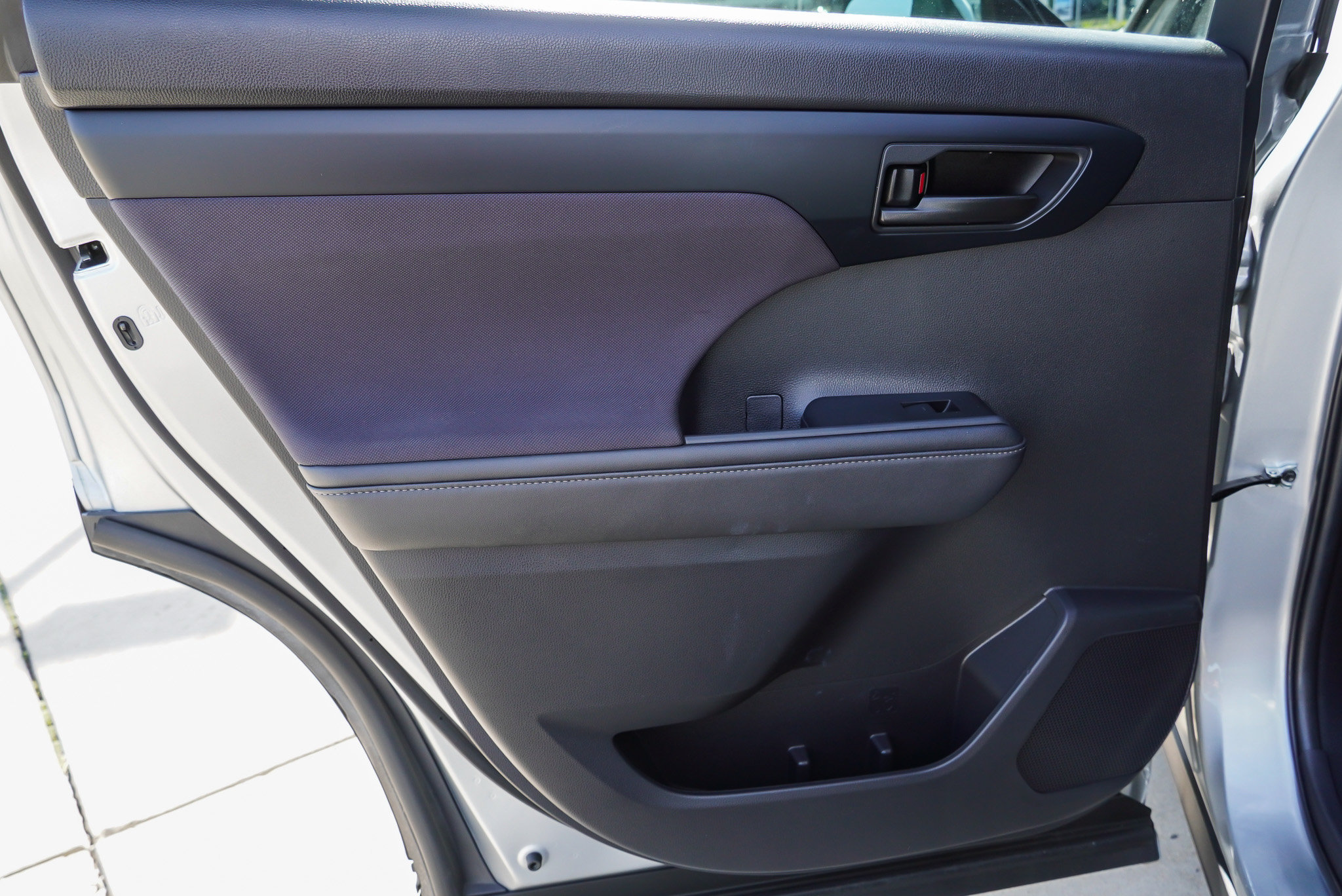 2024 Toyota Highlander LE - Photo 24