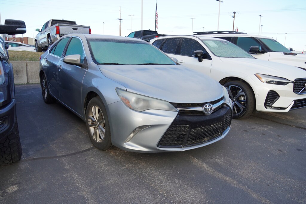 Used 2017 Toyota Camry SE Sedan