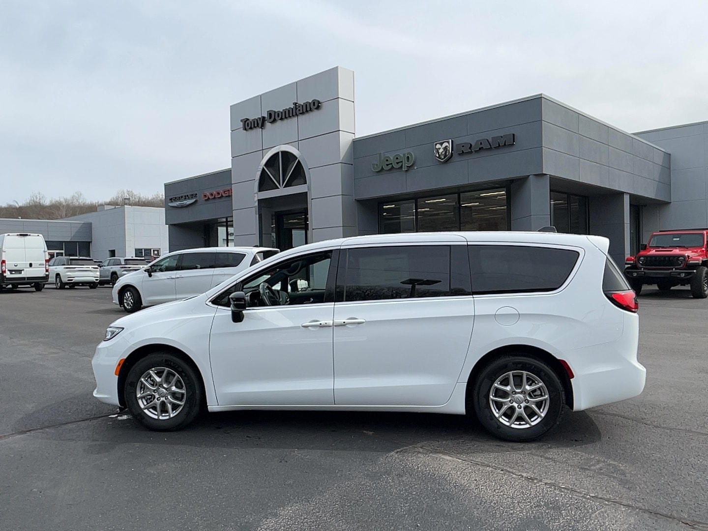 2026 Chrysler Pacifica Select's photo