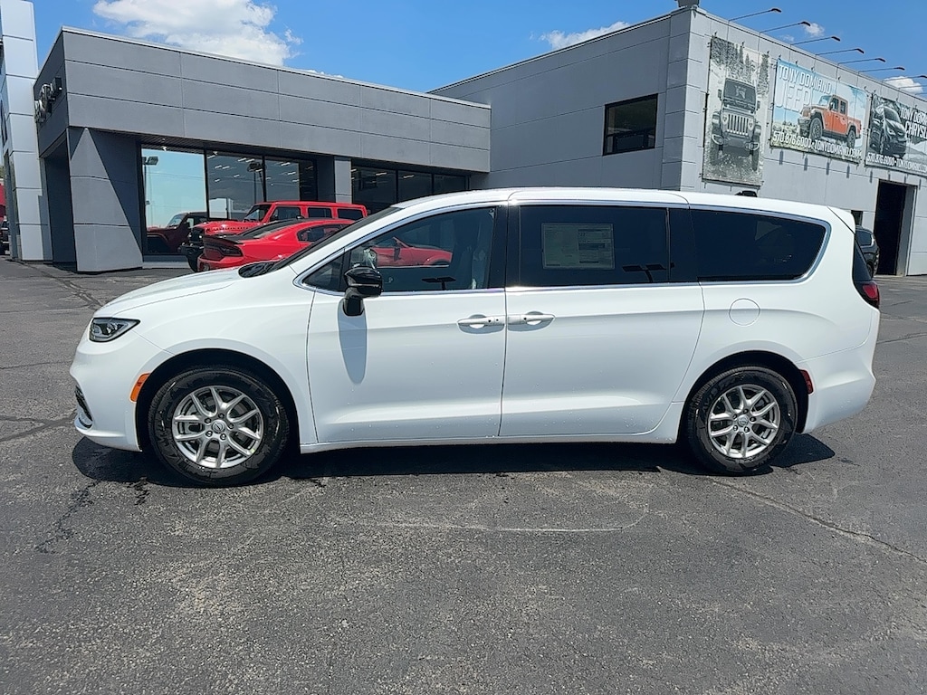 New 2026 Chrysler Pacifica Select Passenger Van