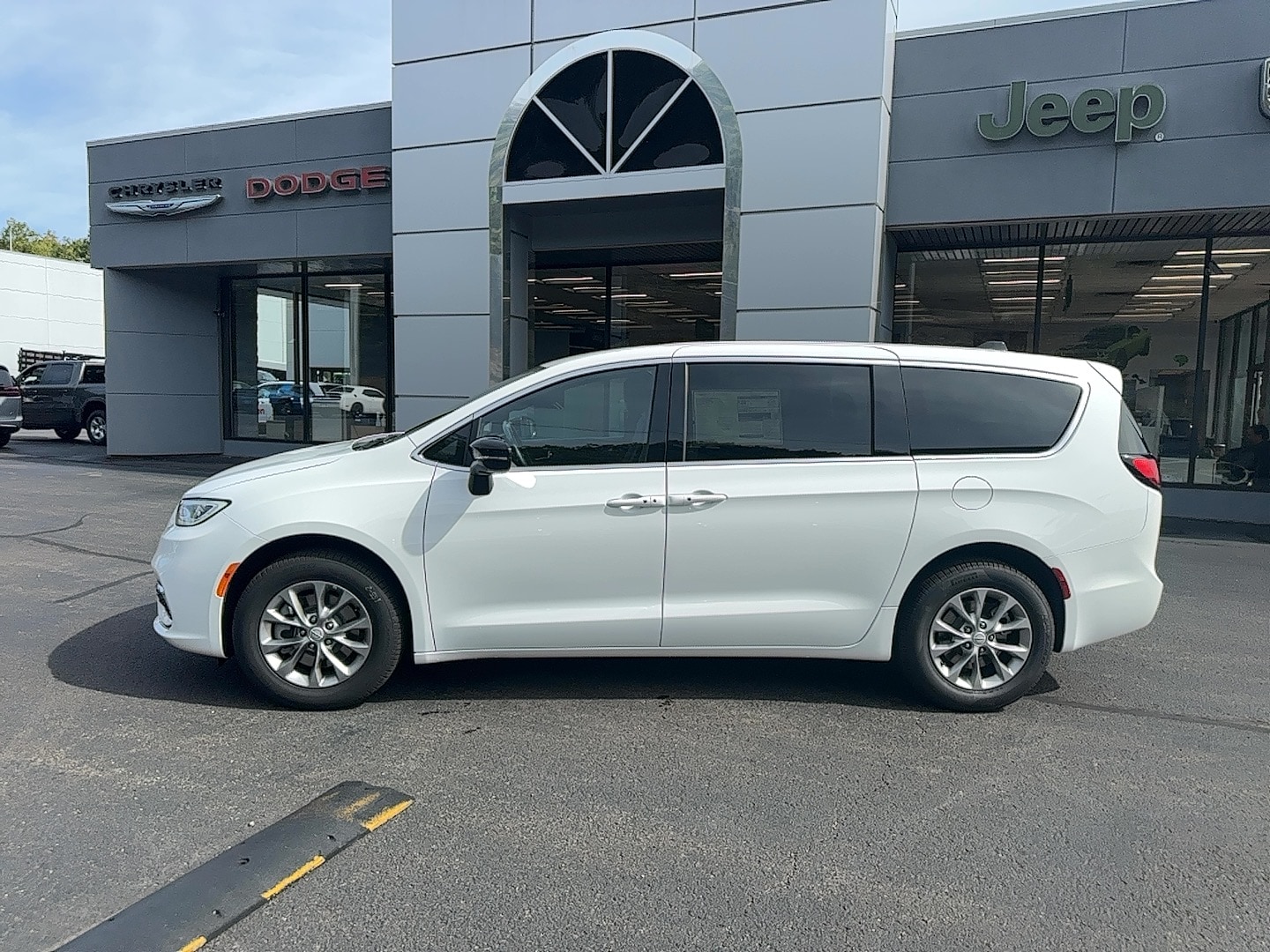 2026 Chrysler Pacifica Select's photo