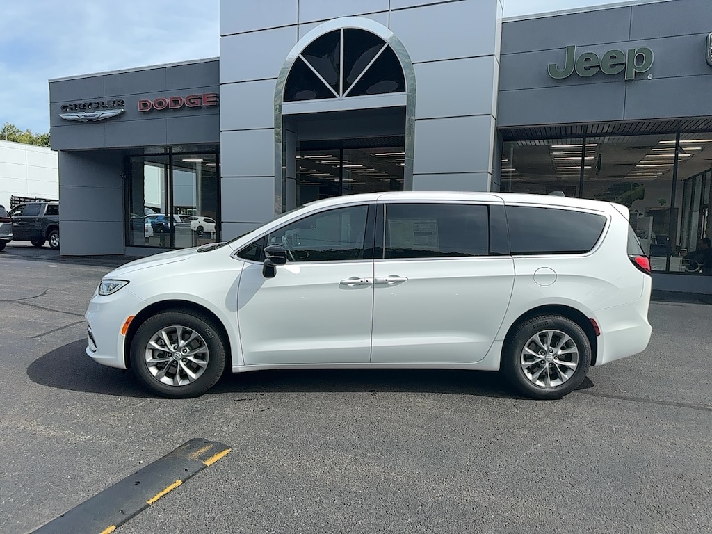 New 2026 Chrysler Pacifica Select Passenger Van