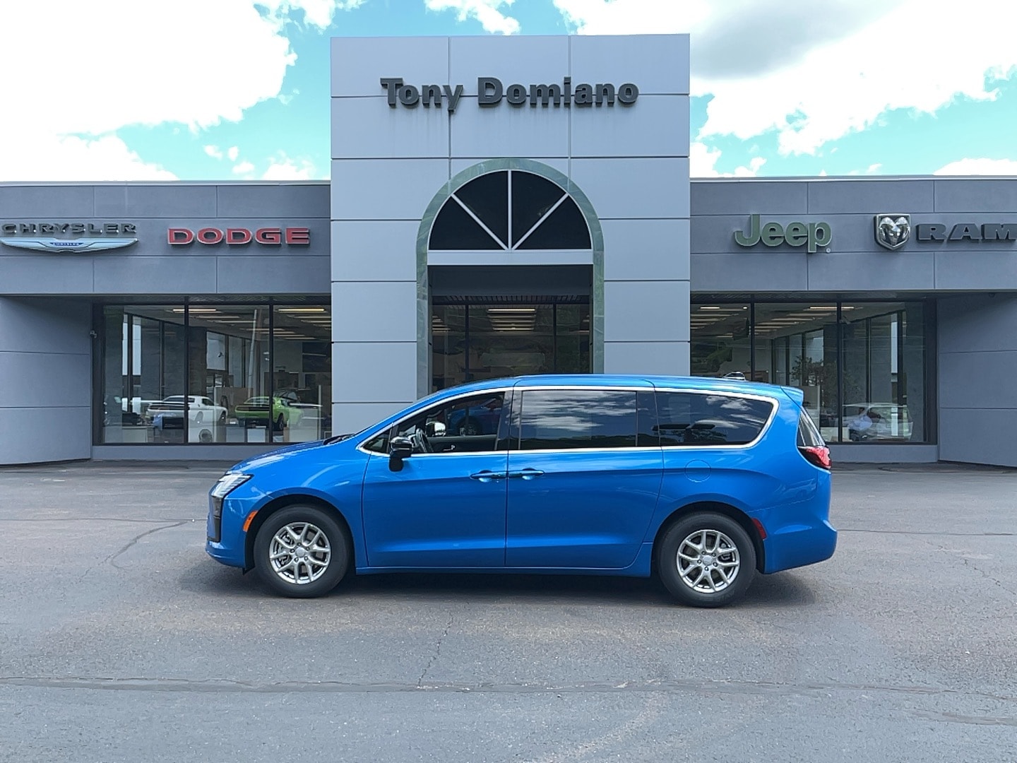 2027 Chrysler Pacifica Select's photo