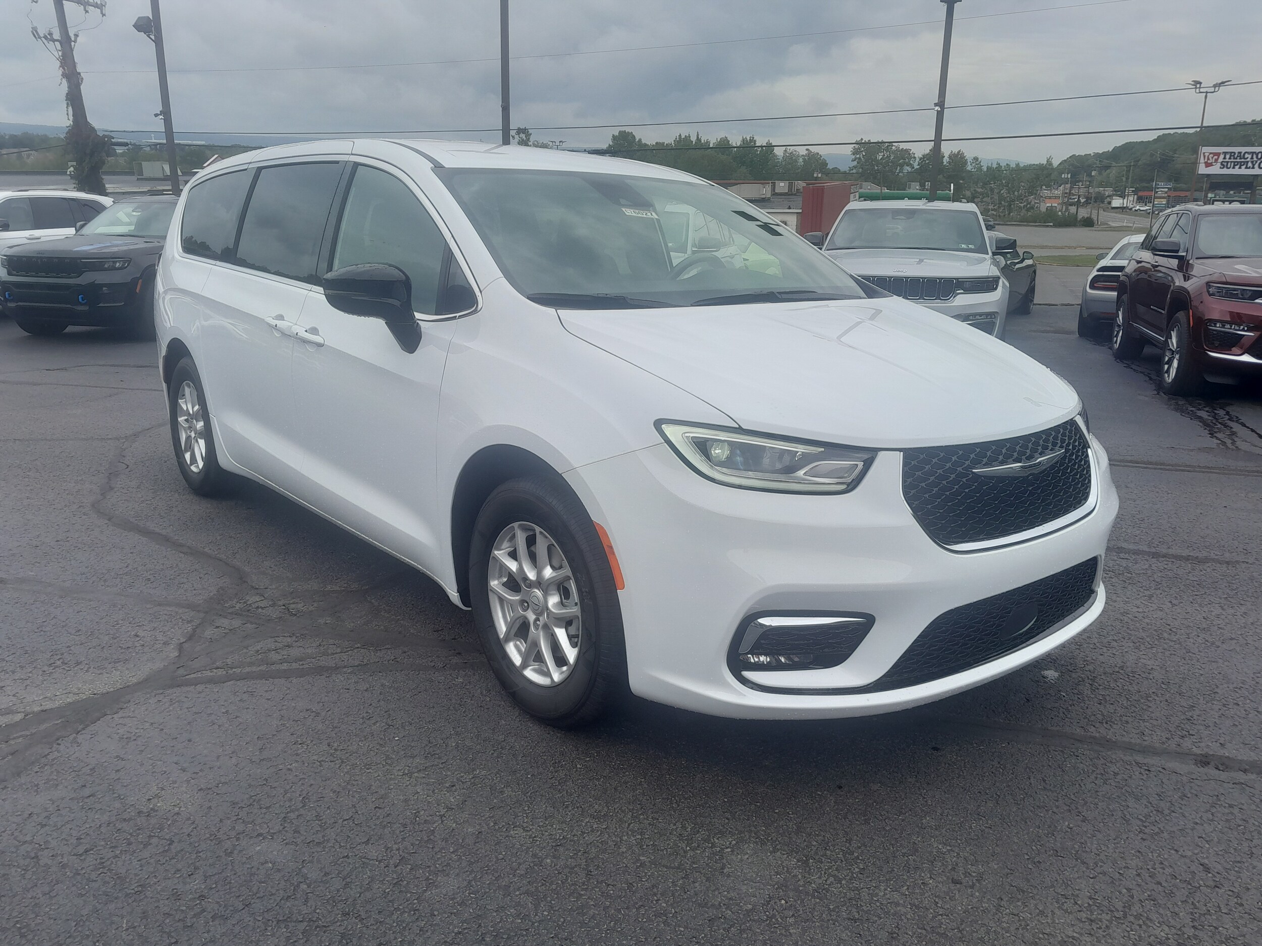 2026 Chrysler Pacifica photo 3