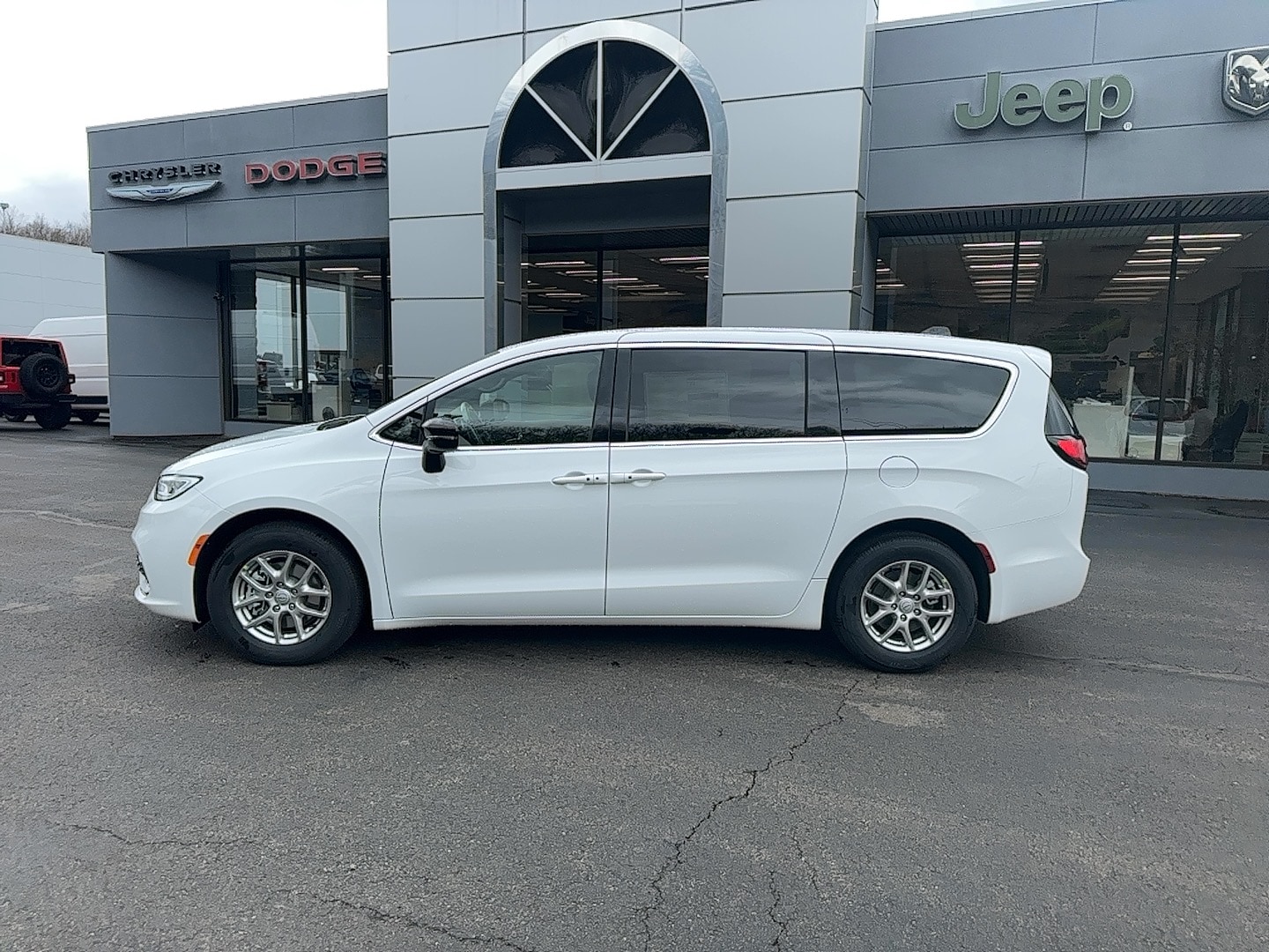 2026 Chrysler Pacifica Select's photo