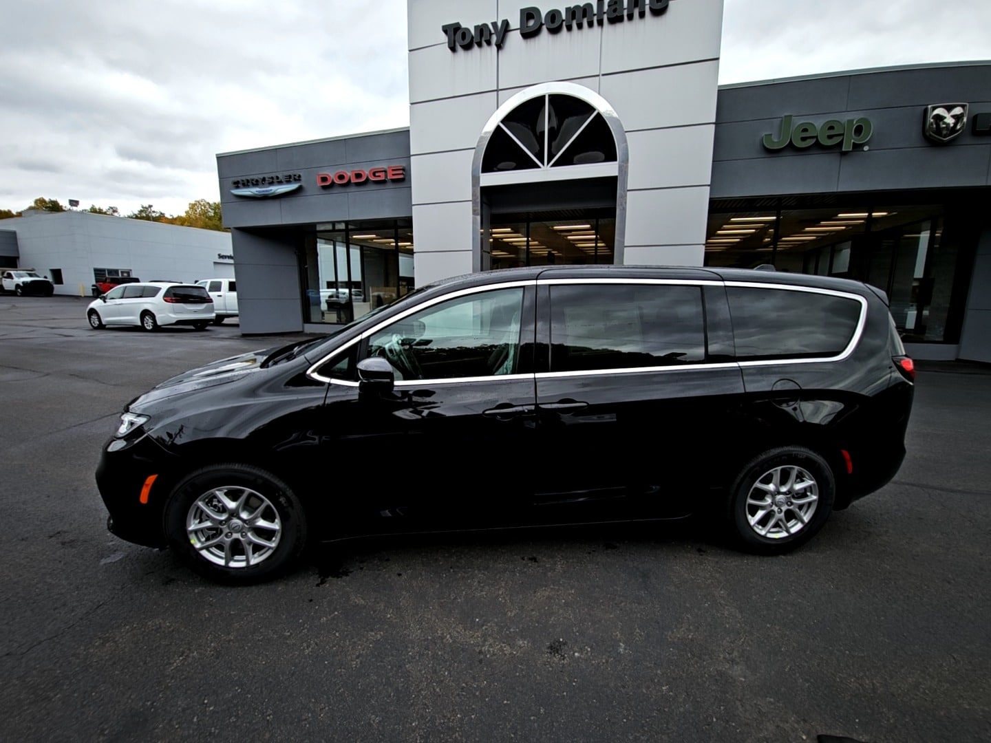 2026 Chrysler Pacifica Select's photo