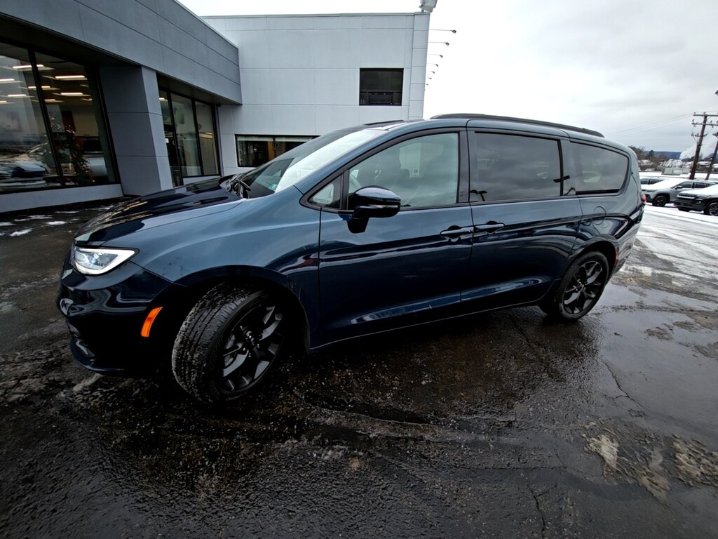 Used 2022 Chrysler Pacifica Minivan