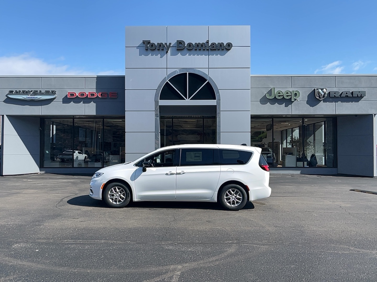 2026 Chrysler Pacifica Select's photo