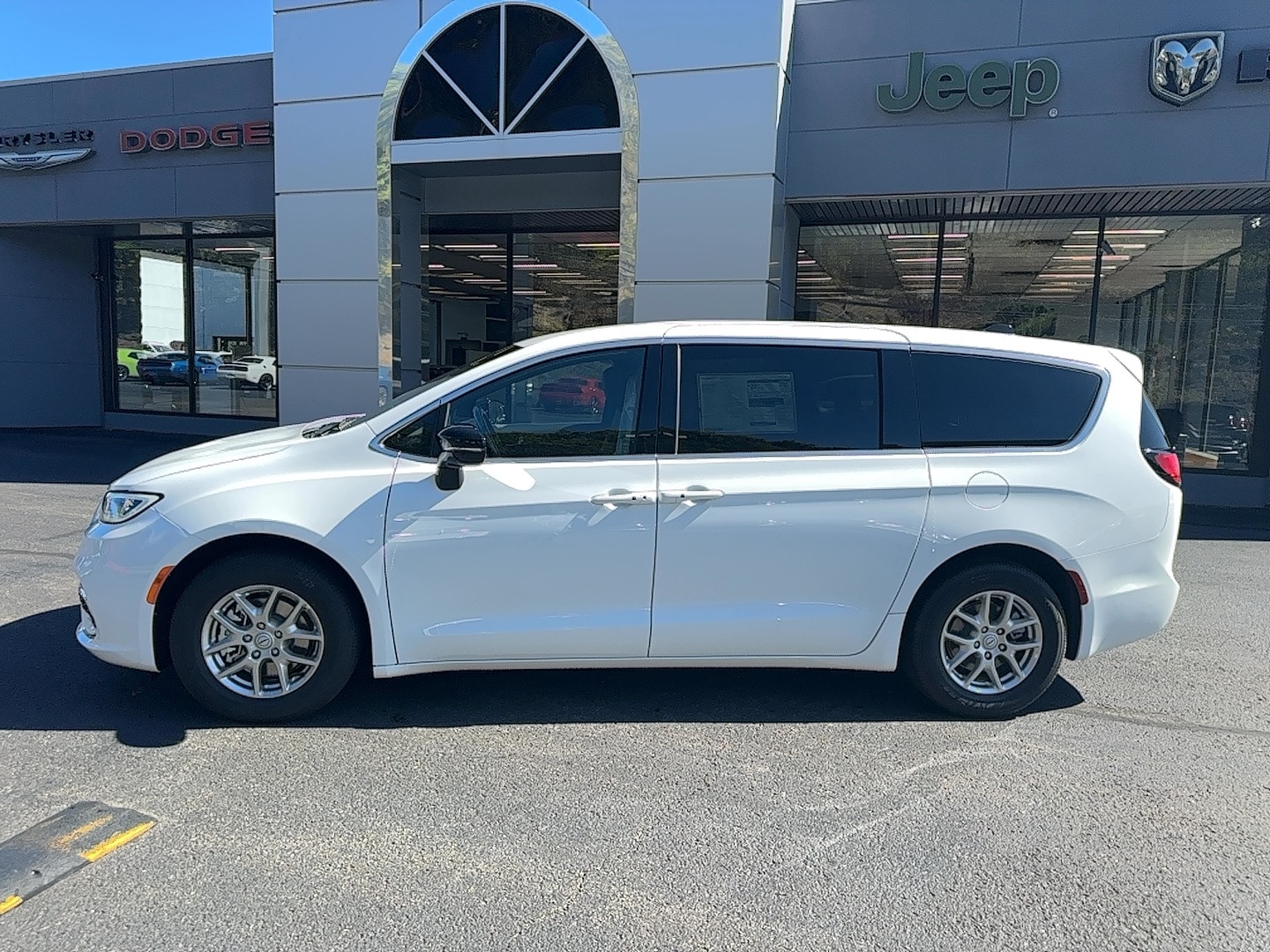 2026 Chrysler Pacifica Select's photo