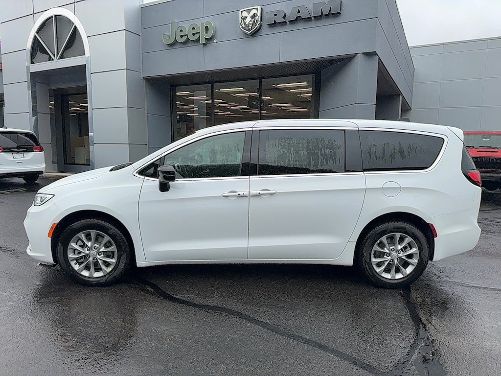 New 2026 Chrysler Pacifica Select Passenger Van