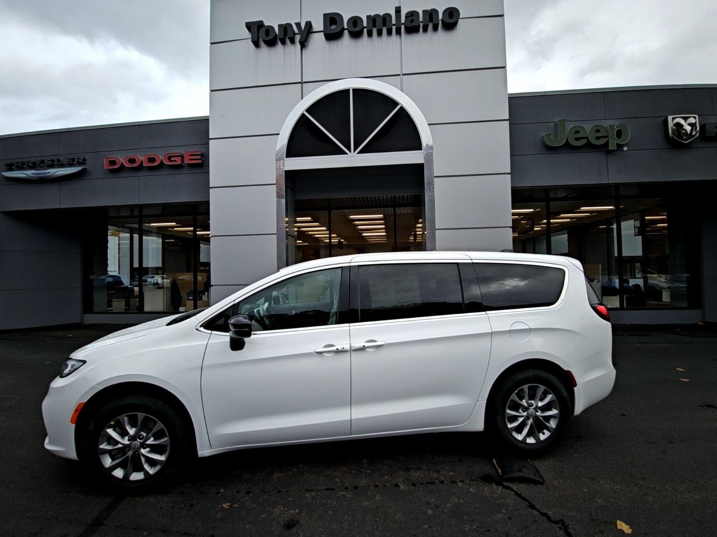 2026 Chrysler Pacifica Select's photo