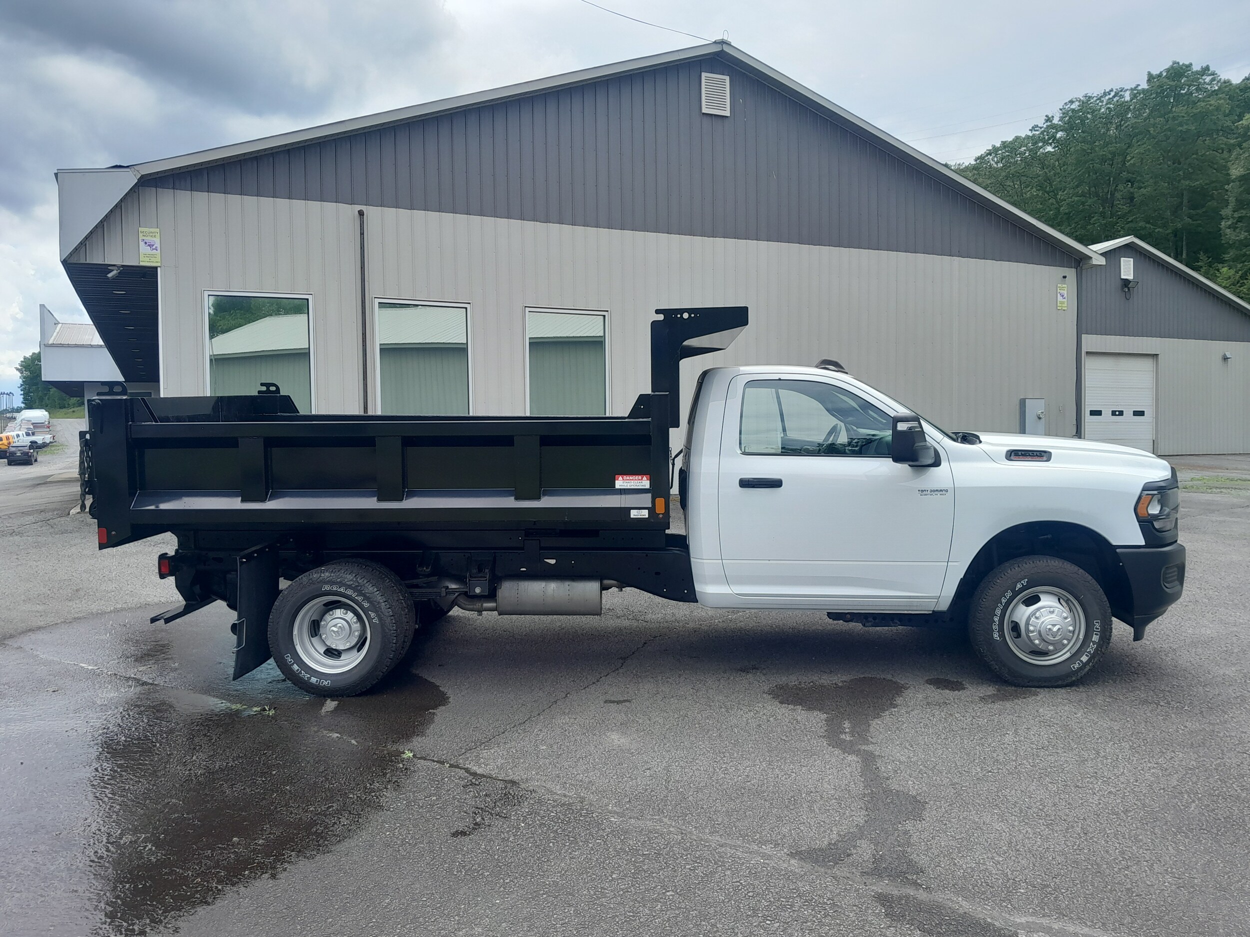 2023 Ram 3500 Tradesman SLT photo 4