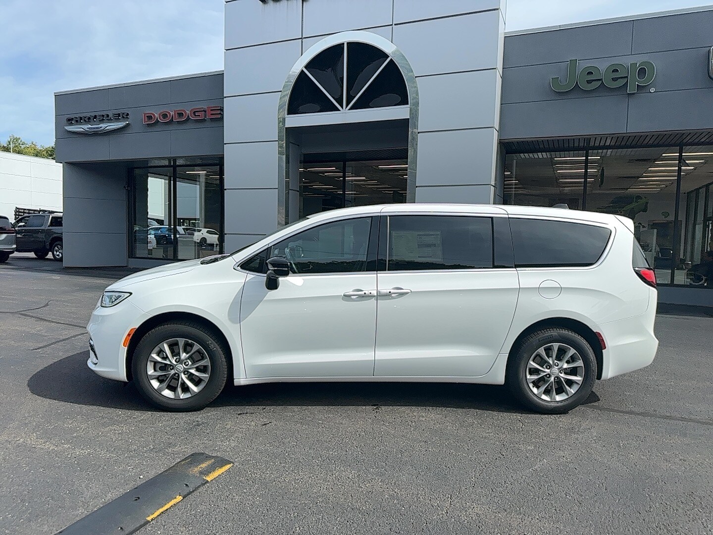 2026 Chrysler Pacifica photo 2
