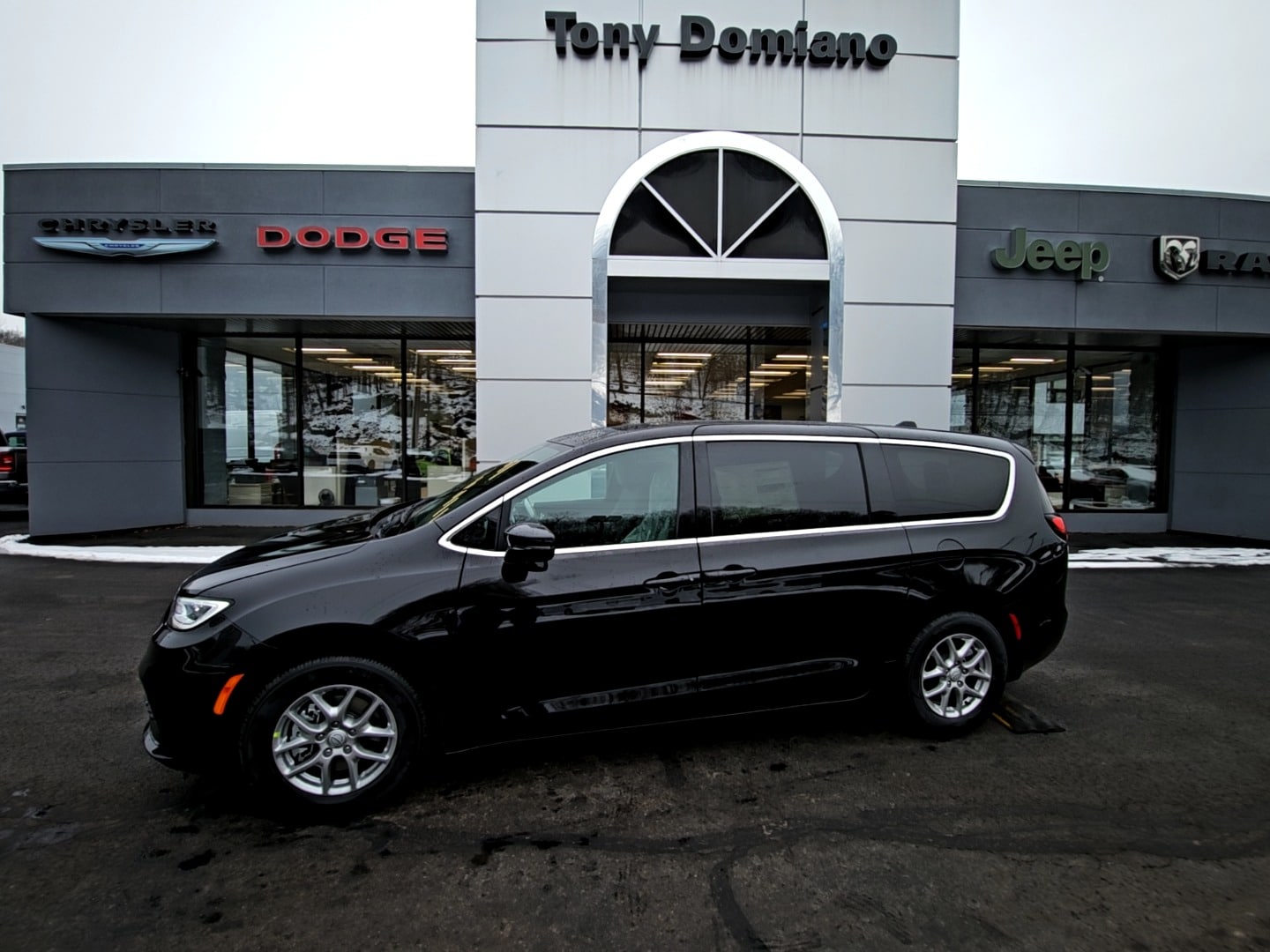 2026 Chrysler Pacifica Select's photo