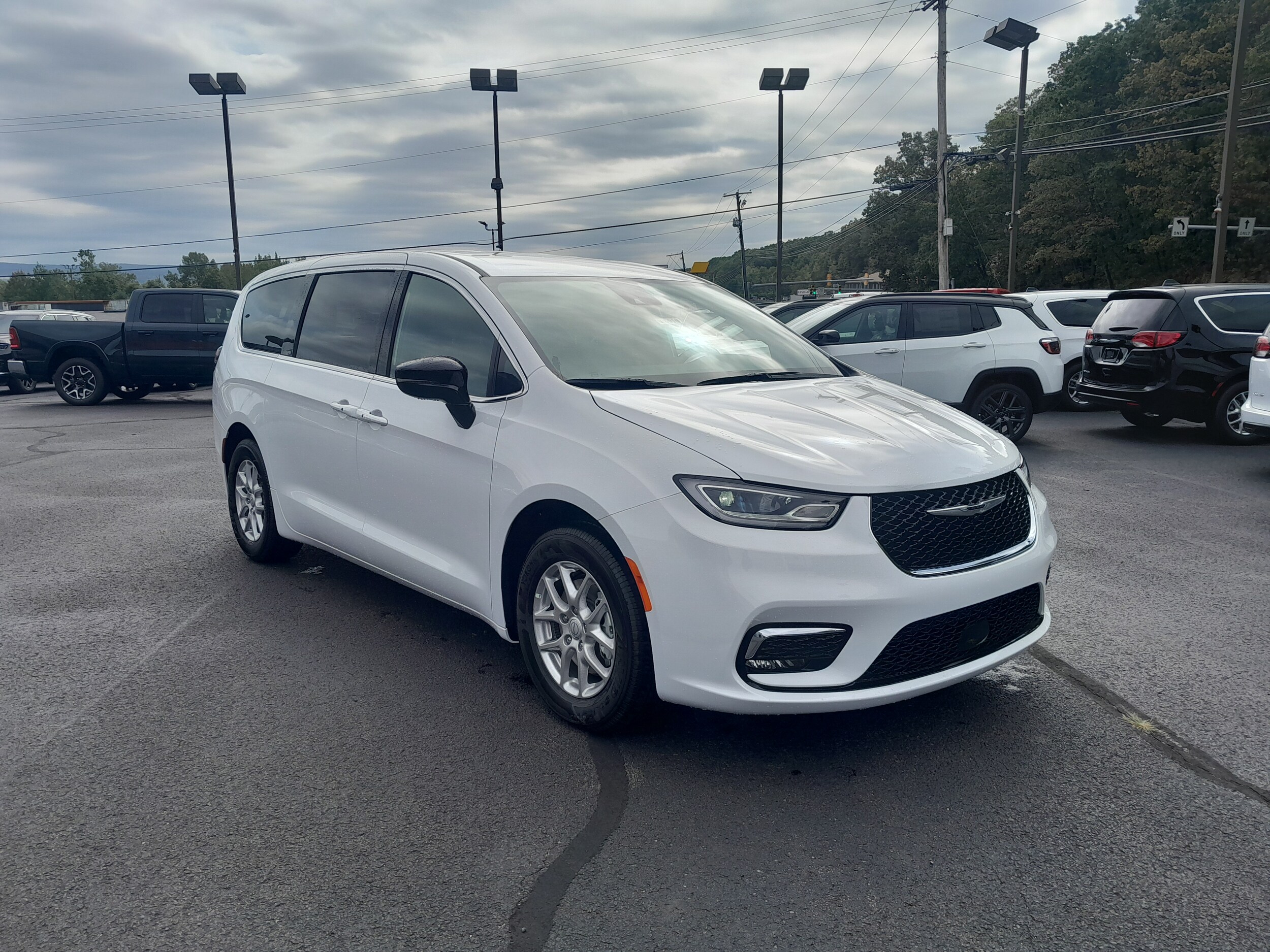 2026 Chrysler Pacifica photo 2