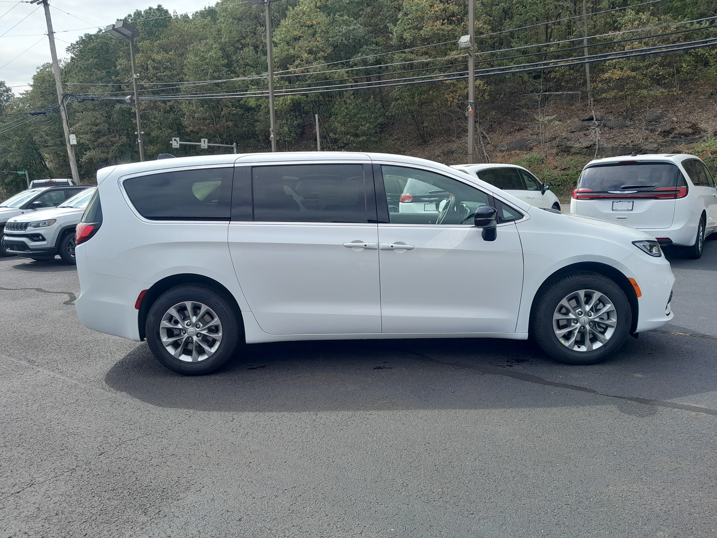 2026 Chrysler Pacifica photo 4