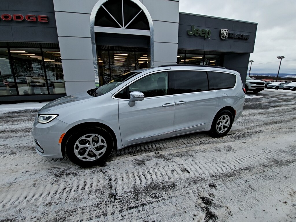 Used 2022 Chrysler Pacifica Minivan