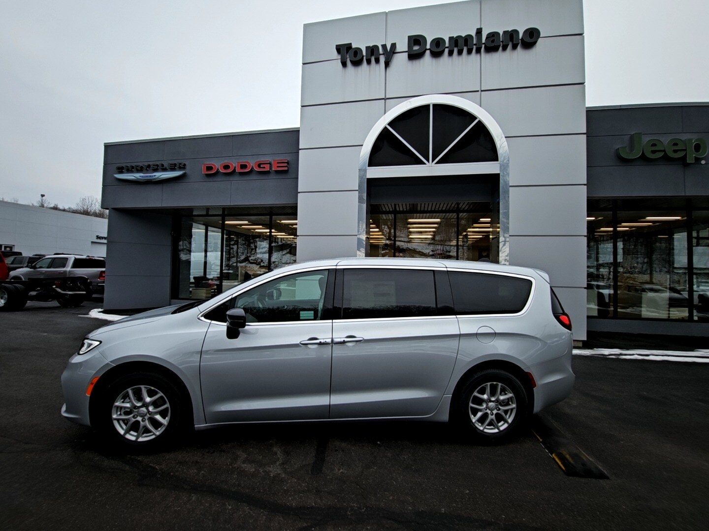 2026 Chrysler Pacifica Select's photo