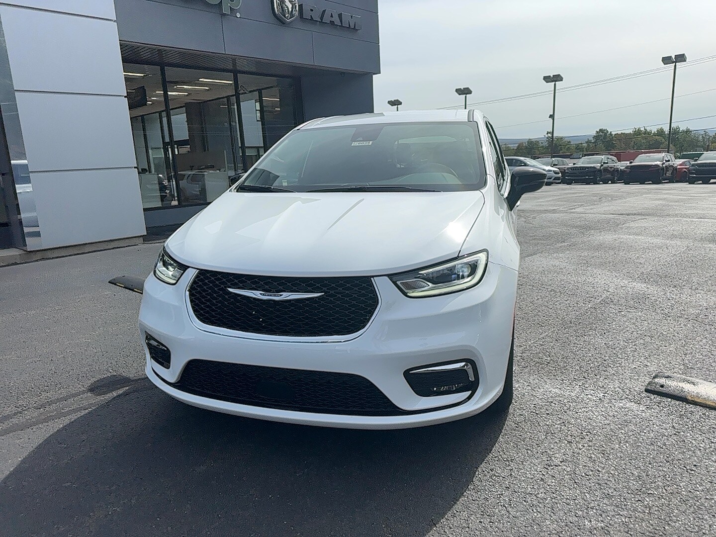 2026 Chrysler Pacifica photo 3