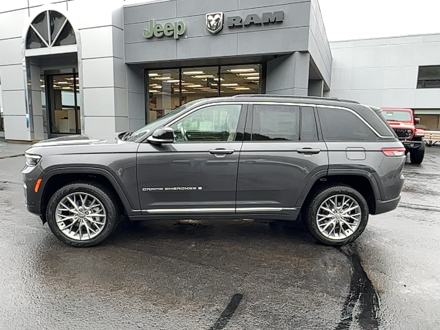 2025 Jeep Grand Cherokee Summit's photo