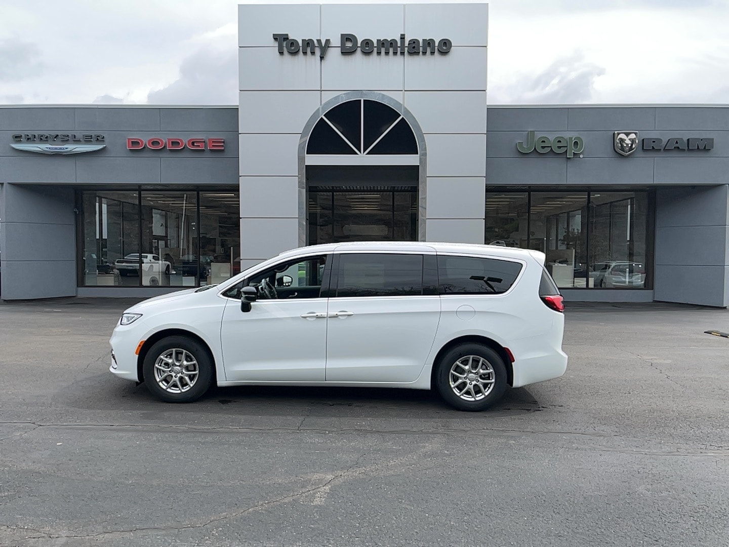 2026 Chrysler Pacifica Select's photo