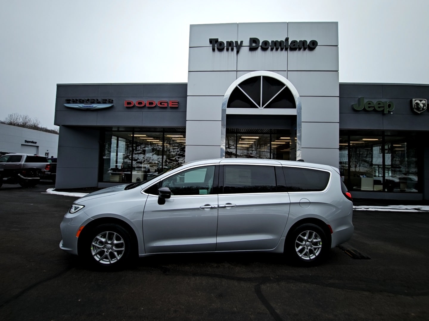 2026 Chrysler Pacifica Select's photo