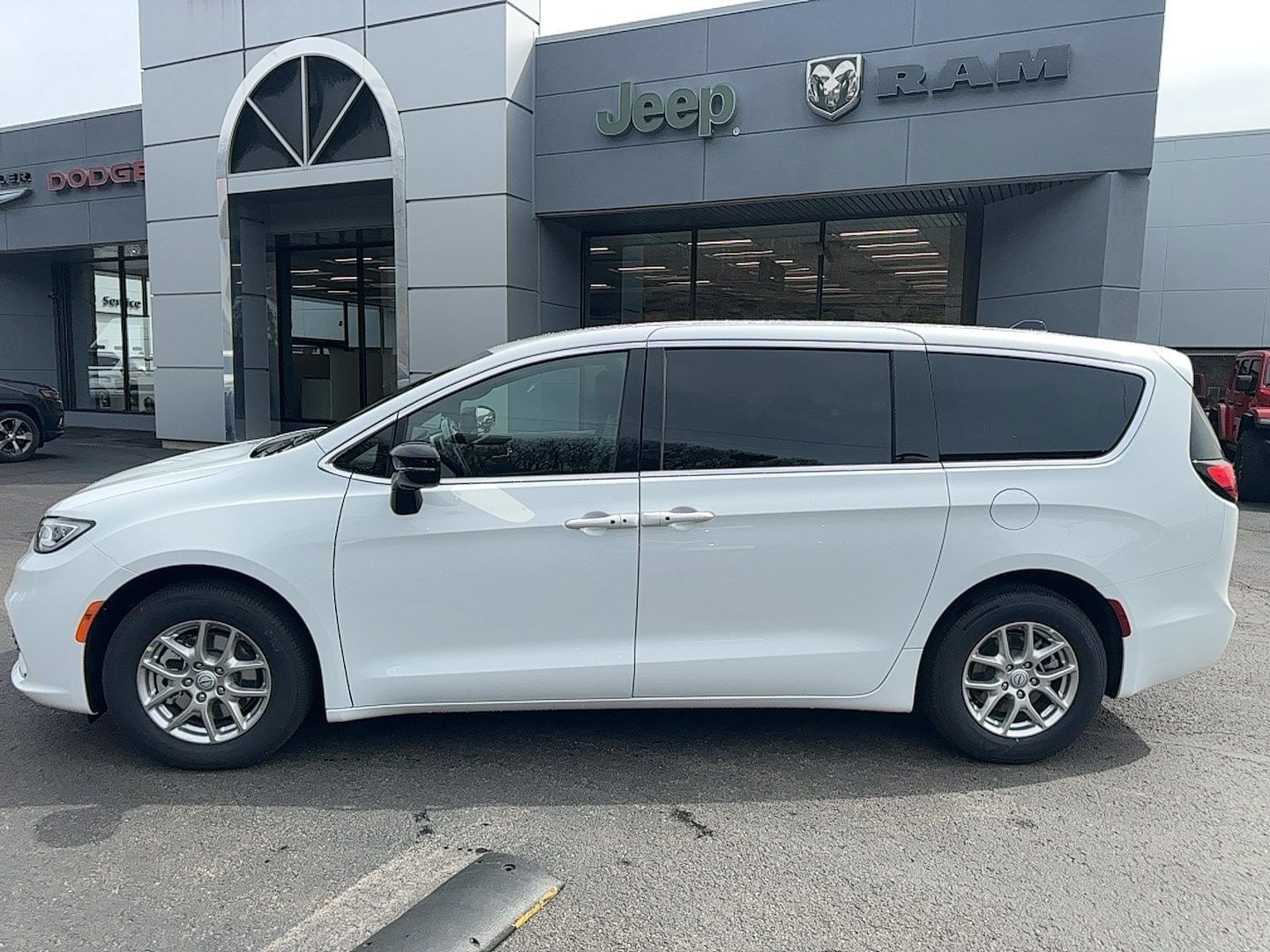 2026 Chrysler Pacifica Select's photo