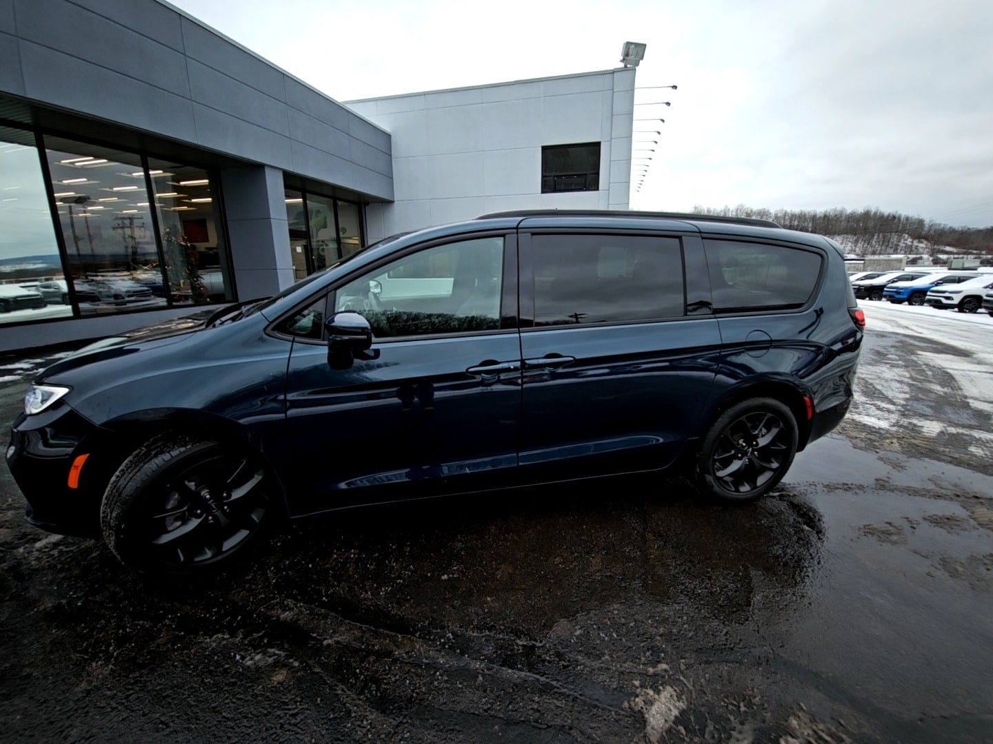 2022 Chrysler Pacifica Limited's photo