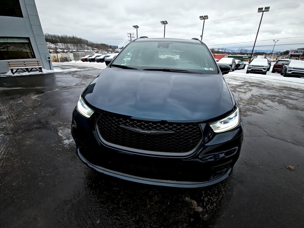 Used 2022 Chrysler Pacifica Minivan