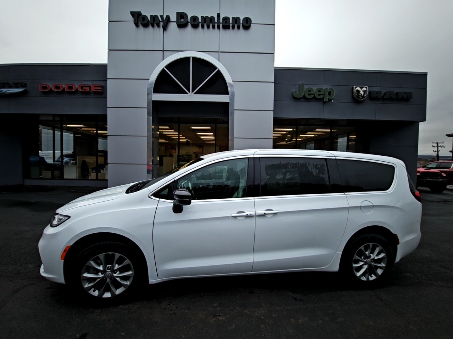 2026 Chrysler Pacifica Select's photo