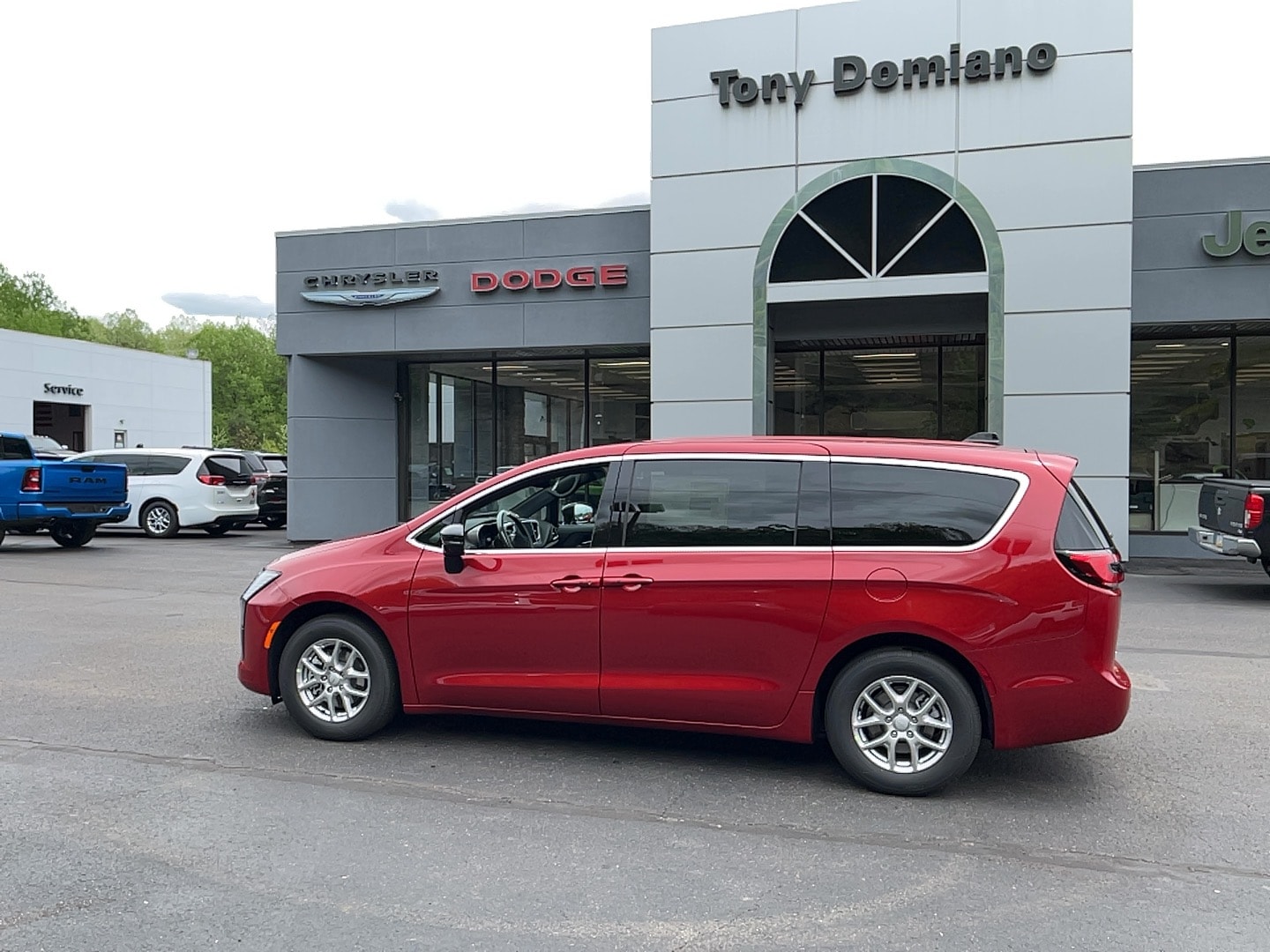 2027 Chrysler Pacifica Select's photo