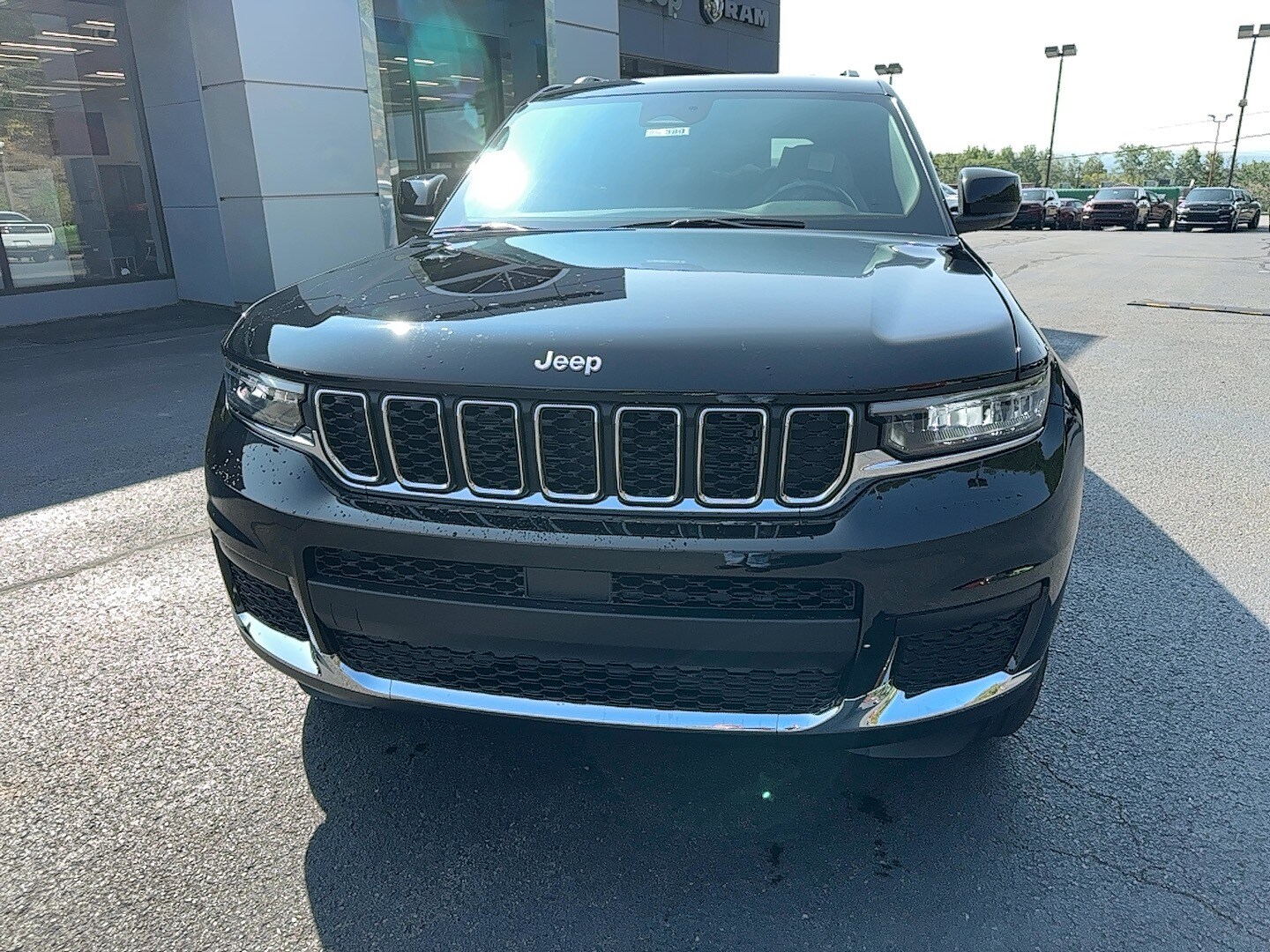 2025 Jeep Grand Cherokee Laredo photo 3