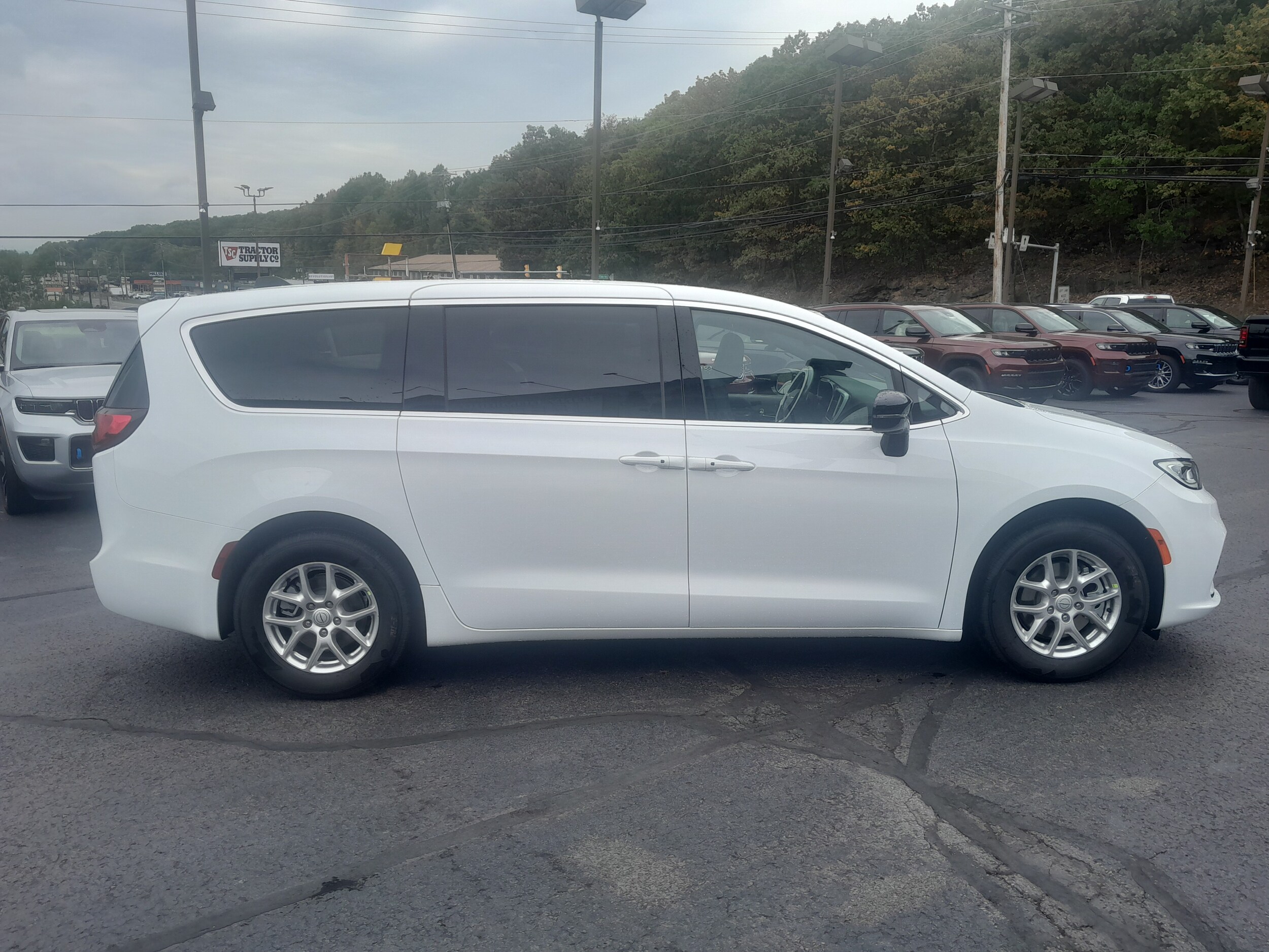 2026 Chrysler Pacifica photo 4