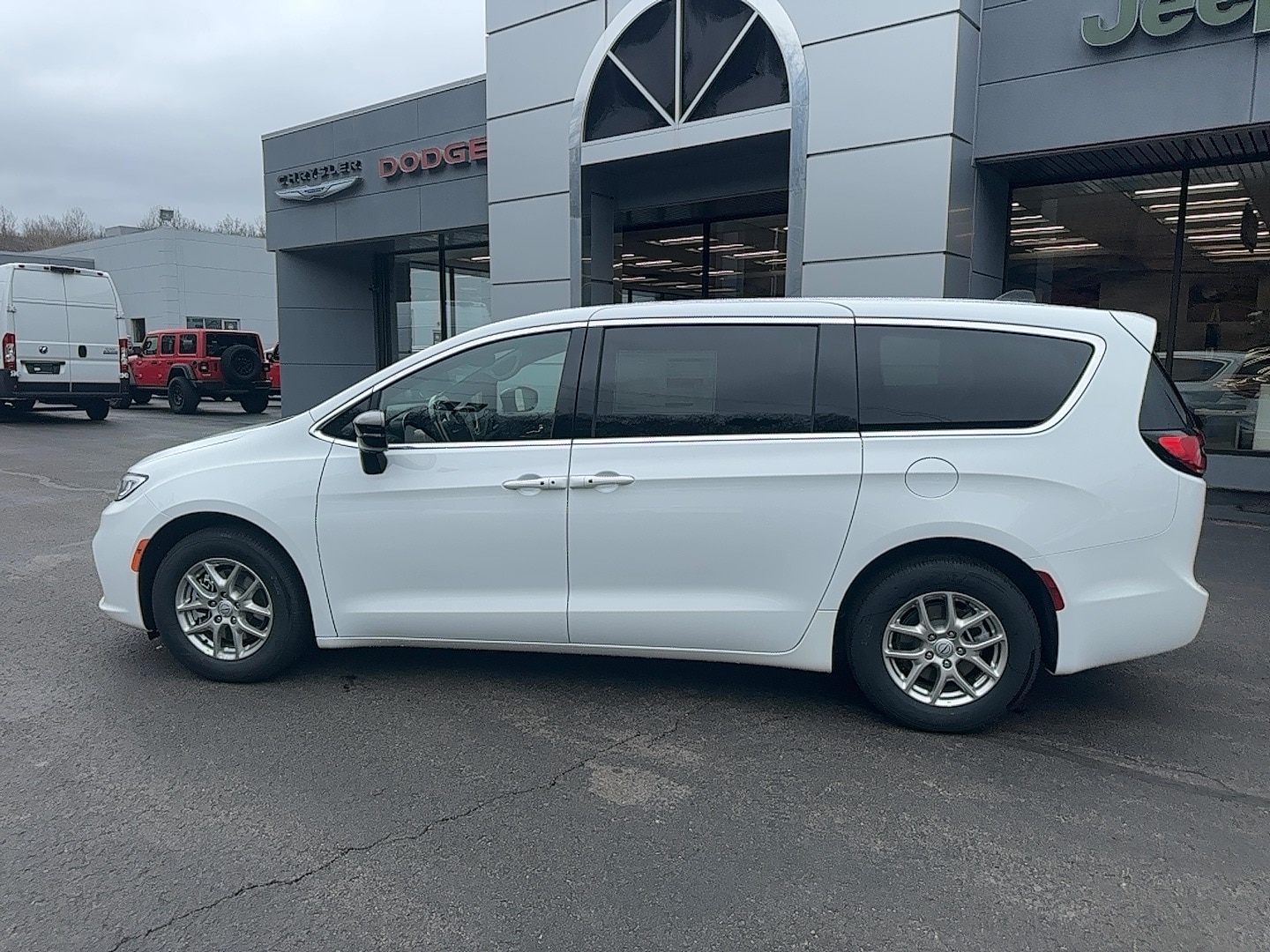 2026 Chrysler Pacifica Select's photo