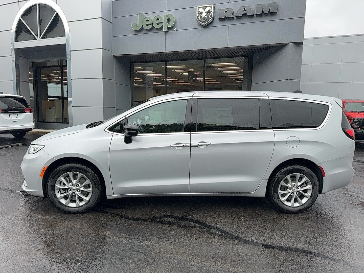 2026 Chrysler Pacifica photo 2