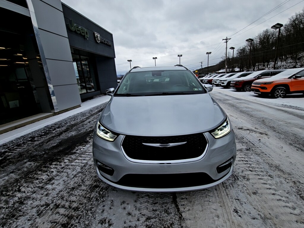 Used 2022 Chrysler Pacifica Minivan