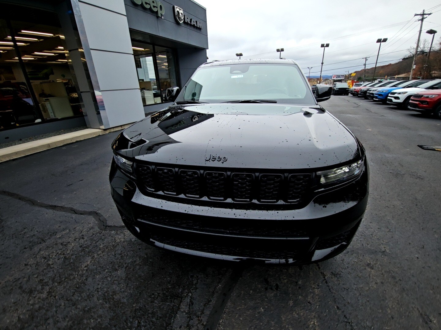 2025 Jeep Grand Cherokee Laredo Sport photo 3