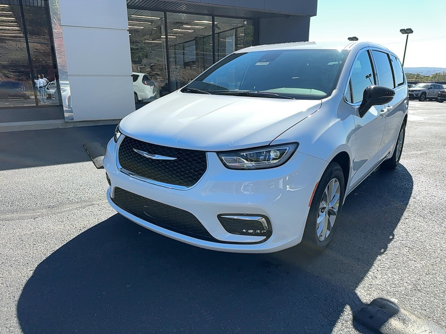 2026 Chrysler Pacifica photo 2