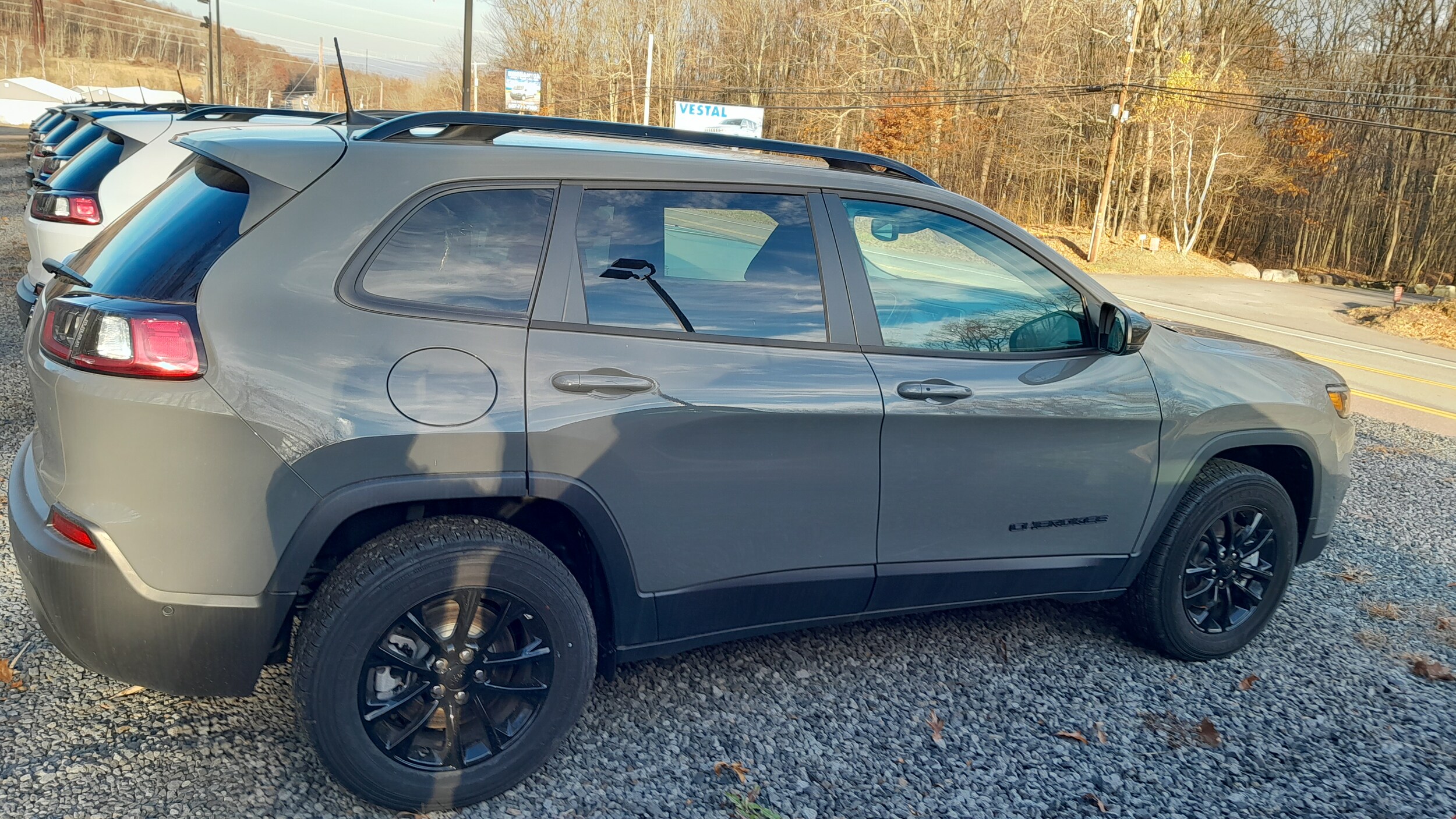 2023 Jeep Cherokee Altitude Lux photo 4
