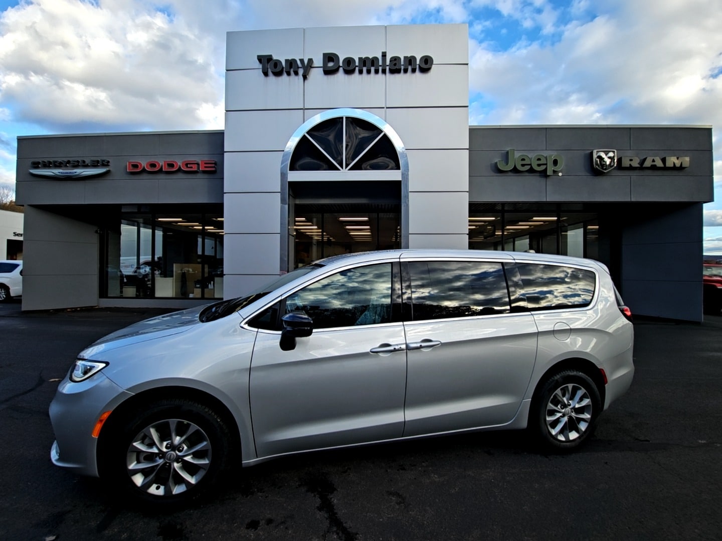 2026 Chrysler Pacifica Select's photo