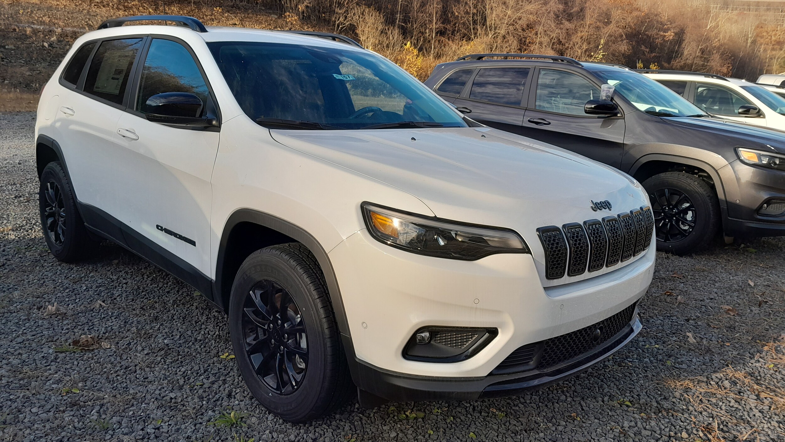 2023 Jeep Cherokee Altitude Lux photo 3